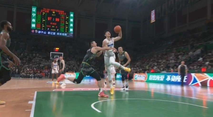 曾凡博起飛欲扣 付豪兇狠犯規將其拽倒 裁判回看后普通犯規 曾凡博起飛欲扣 付豪兇狠犯規將其拽倒 裁判回看后普通犯規