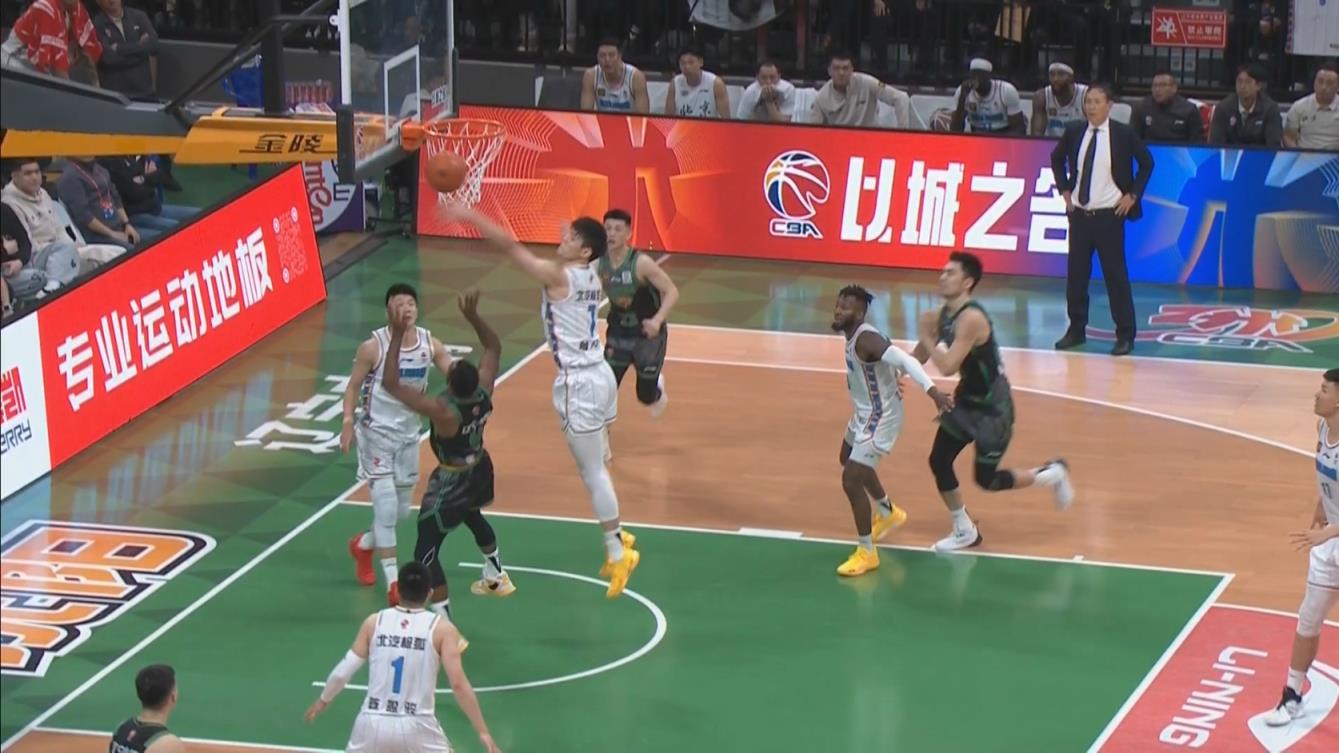 曾凡博釘板血帽弗格上籃 本場個人第6個蓋帽! 曾凡博釘板血帽弗格上籃 本場個人第6個蓋帽!